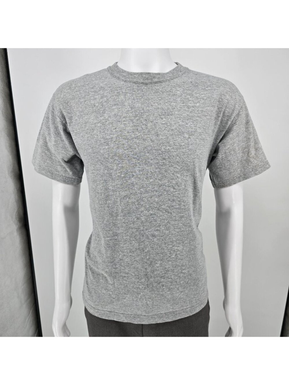 Distressed 2000s Fruit of the Loom Tagless Blank Gray Crewneck T-Shirt (M) *Fair